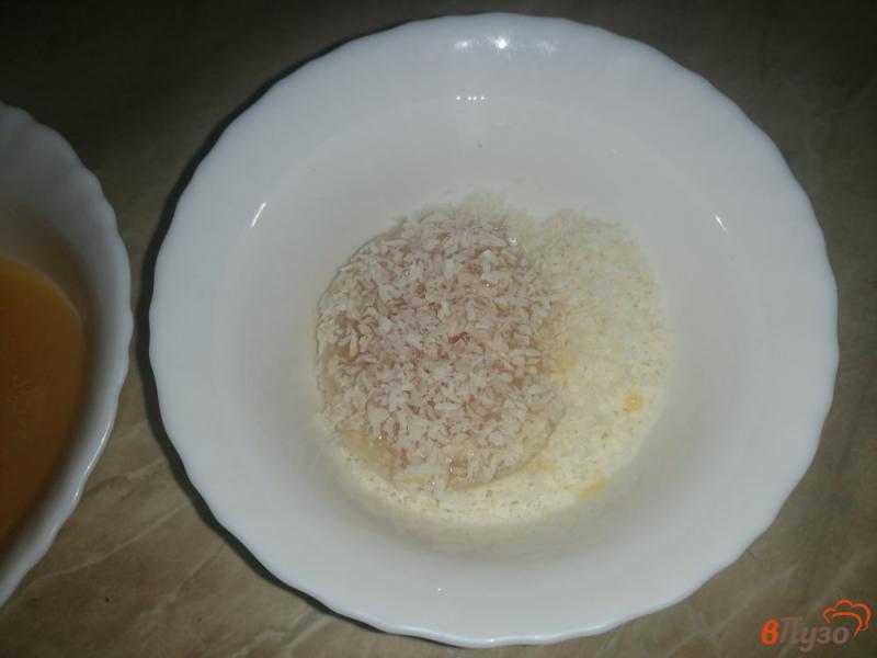 Фото приготовление рецепта: Куриная грудка в кокосовой панировке шаг №8