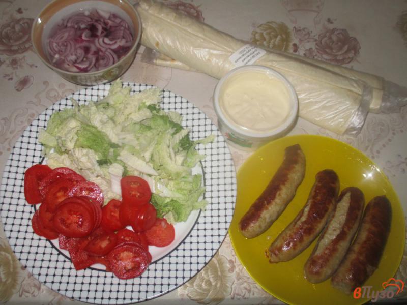 Фото приготовление рецепта: Колбаски в лаваше с овощами шаг №1