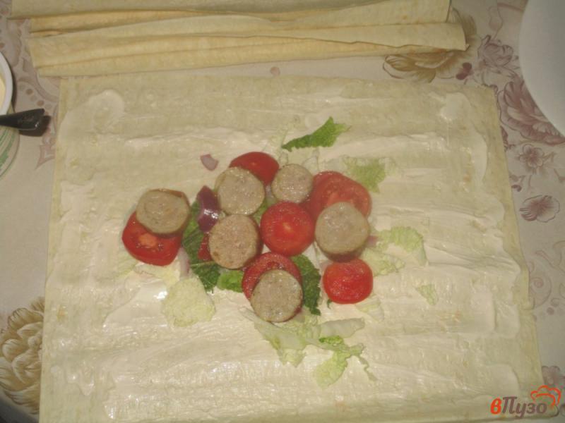 Фото приготовление рецепта: Колбаски в лаваше с овощами шаг №2