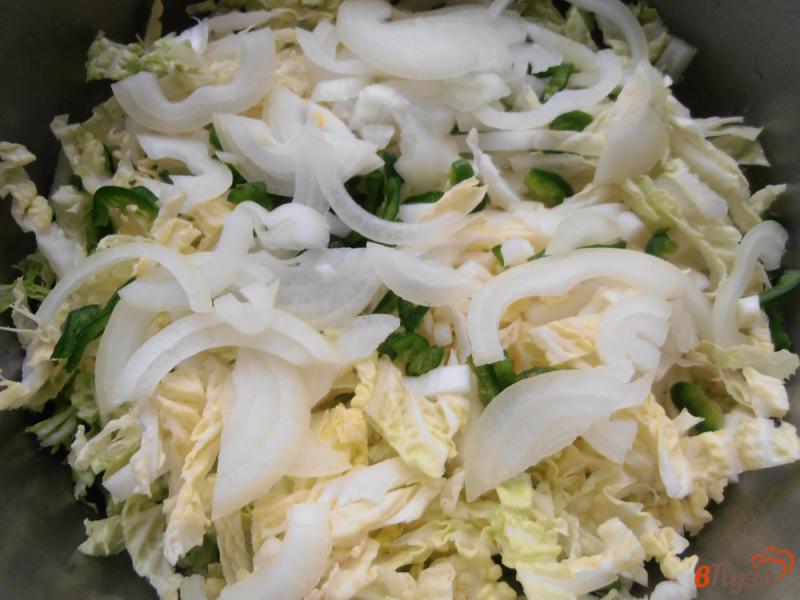 Фото приготовление рецепта: Салат из печени и пекинской капусты шаг №3