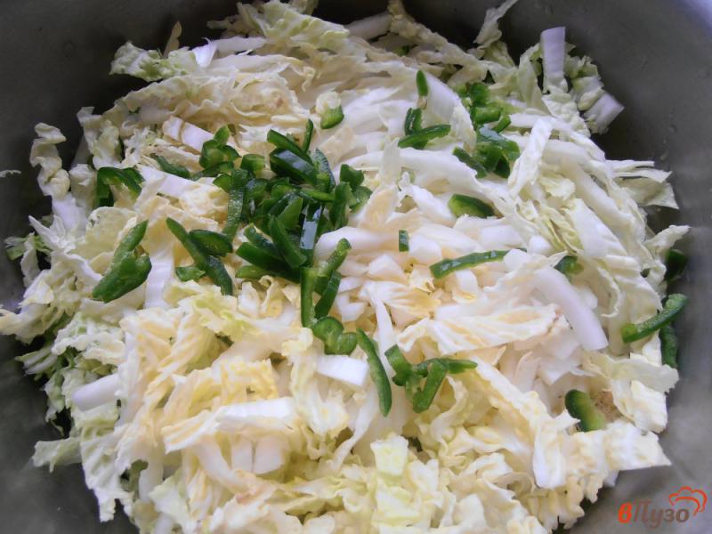 Фото приготовление рецепта: Салат из печени и пекинской капусты шаг №2