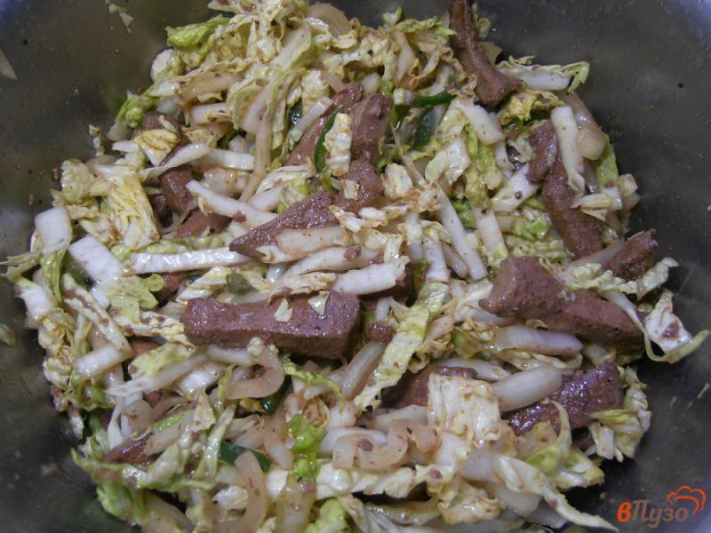 Фото приготовление рецепта: Салат из печени и пекинской капусты шаг №6