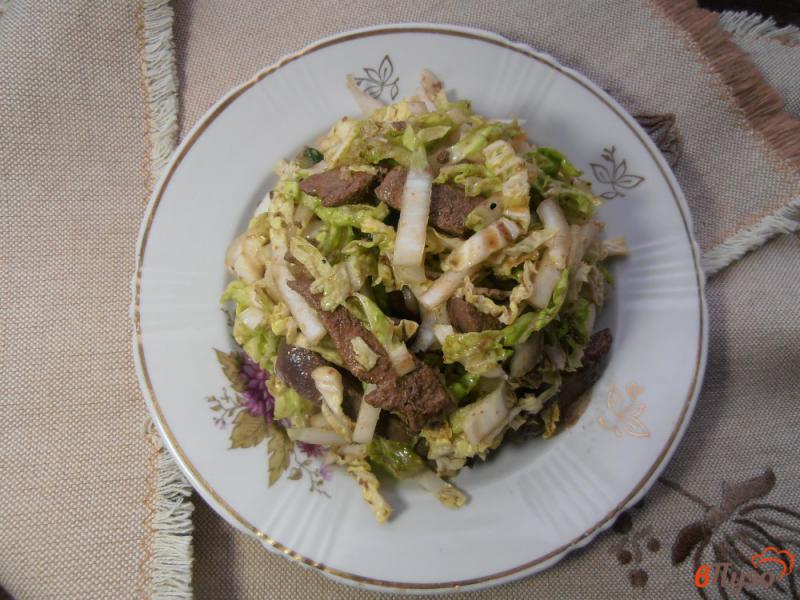 Фото приготовление рецепта: Салат из печени и пекинской капусты шаг №7
