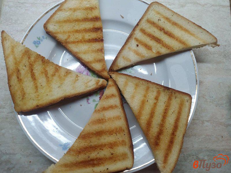 Фото приготовление рецепта: Бутерброды со шпротами и плавленым сыром шаг №3