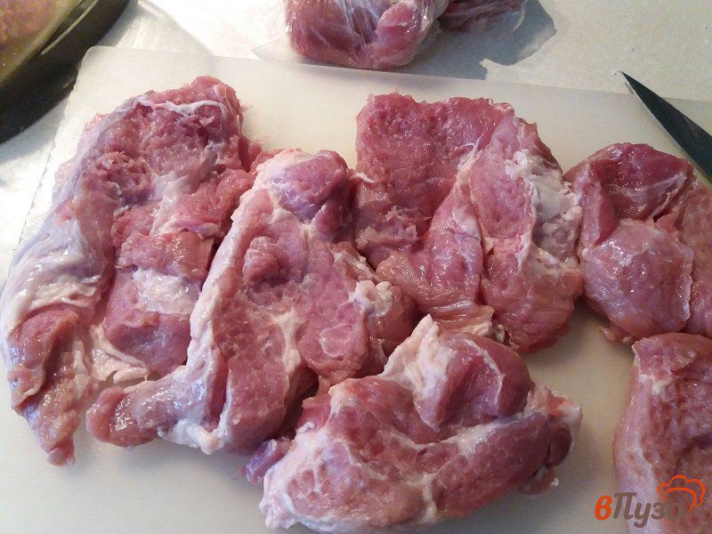 Фото приготовление рецепта: Запеченные отбивные из свинины с грибами шаг №3