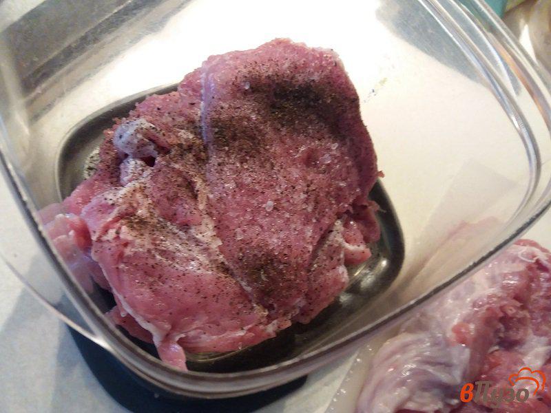 Фото приготовление рецепта: Запеченные отбивные из свинины с грибами шаг №4