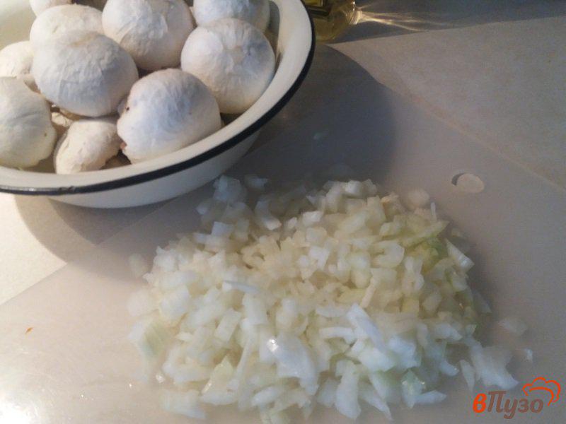 Фото приготовление рецепта: Запеченные отбивные из свинины с грибами шаг №5