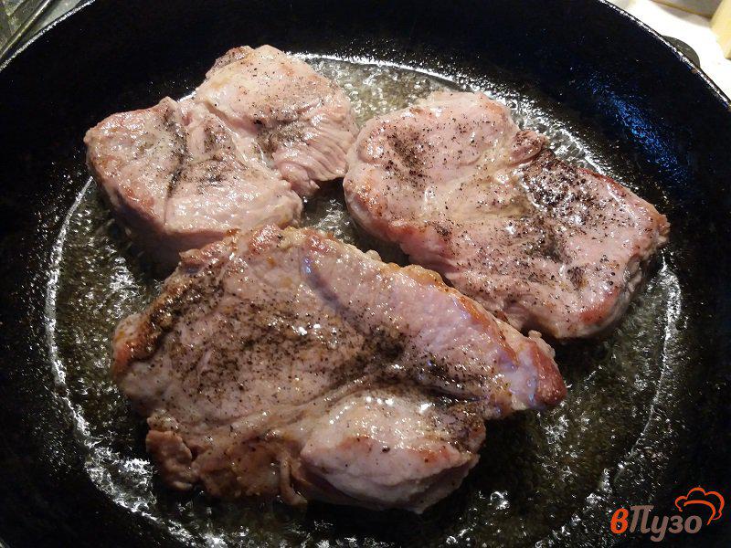 Фото приготовление рецепта: Запеченные отбивные из свинины с грибами шаг №11