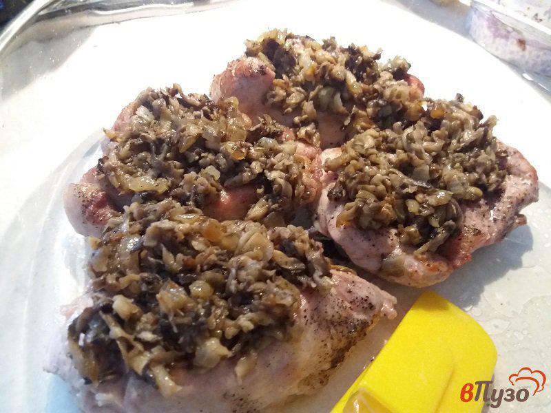 Фото приготовление рецепта: Запеченные отбивные из свинины с грибами шаг №13