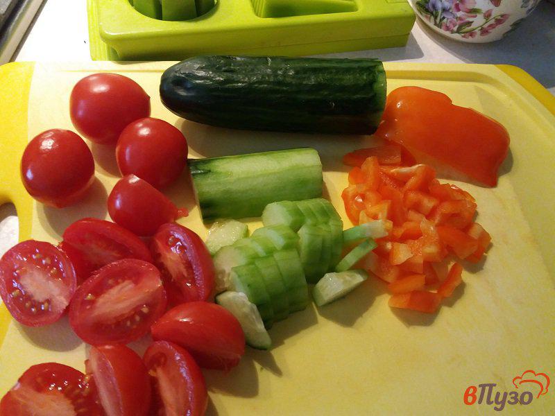 Фото приготовление рецепта: Овощной салат с творожным сыром и оливками шаг №3