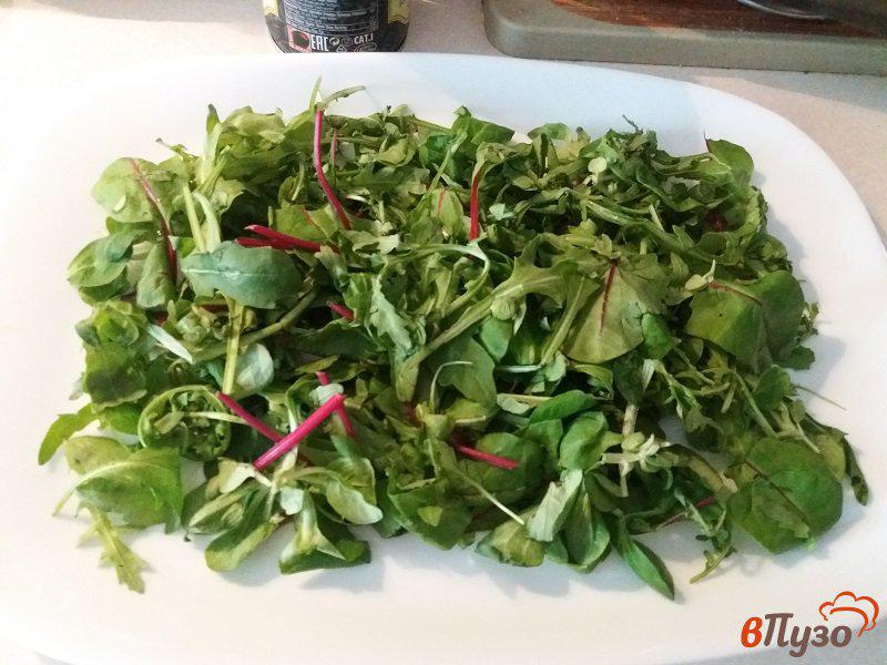Фото приготовление рецепта: Овощной салат с творожным сыром и оливками шаг №4