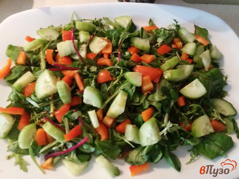 Фото приготовление рецепта: Овощной салат с творожным сыром и оливками шаг №7