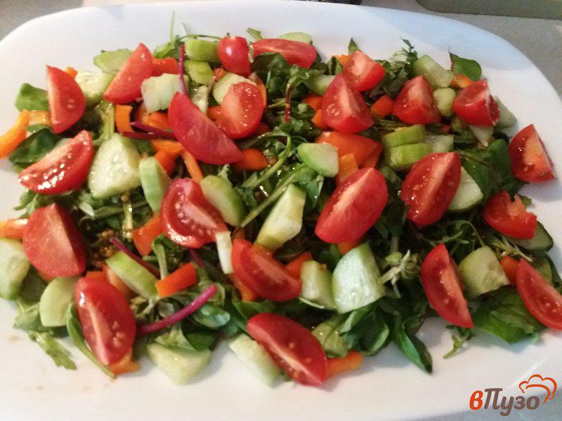 Фото приготовление рецепта: Овощной салат с творожным сыром и оливками шаг №8
