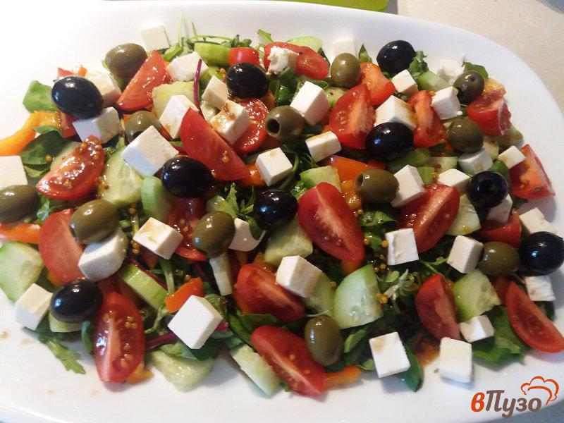 Фото приготовление рецепта: Овощной салат с творожным сыром и оливками шаг №11