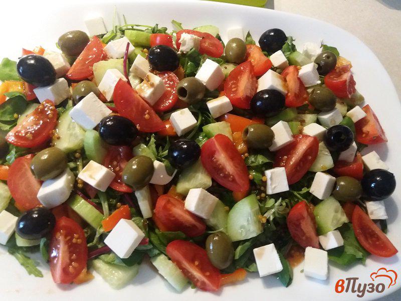 Фото приготовление рецепта: Овощной салат с творожным сыром и оливками шаг №12