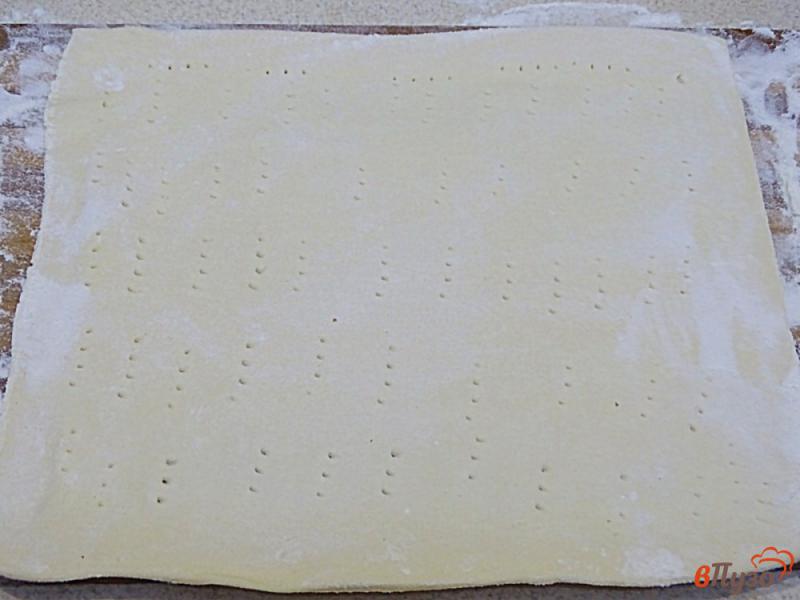 Фото приготовление рецепта: Порционная пицца на слоёном тесте шаг №1