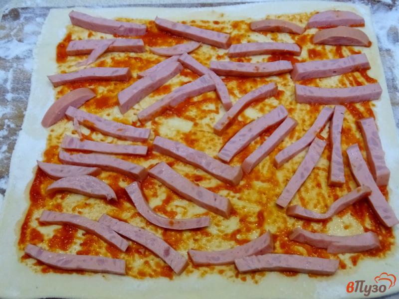 Фото приготовление рецепта: Порционная пицца на слоёном тесте шаг №6