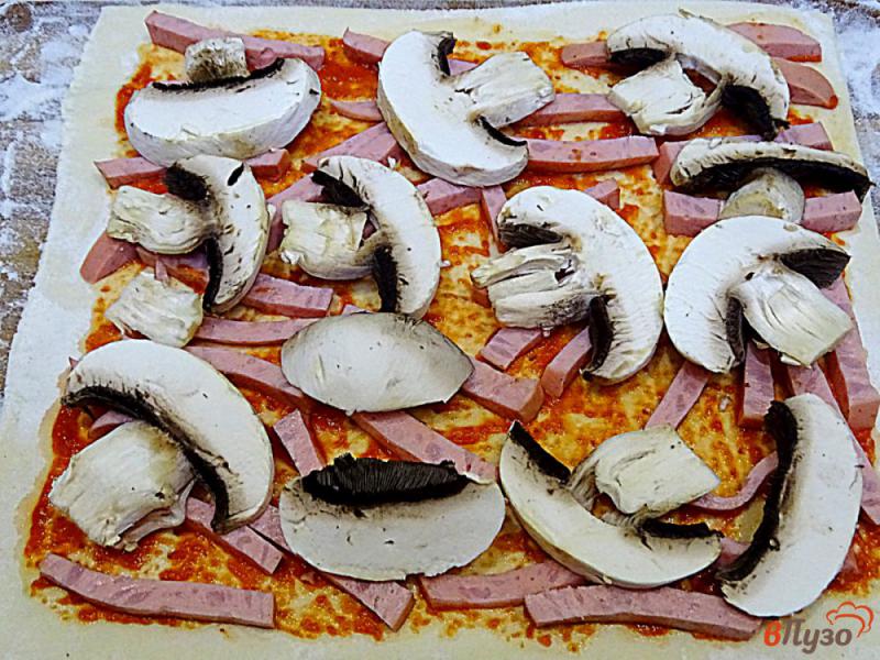 Фото приготовление рецепта: Порционная пицца на слоёном тесте шаг №7