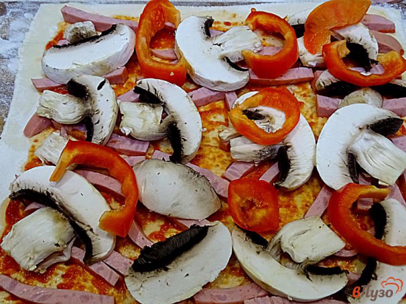 Фото приготовление рецепта: Порционная пицца на слоёном тесте шаг №8