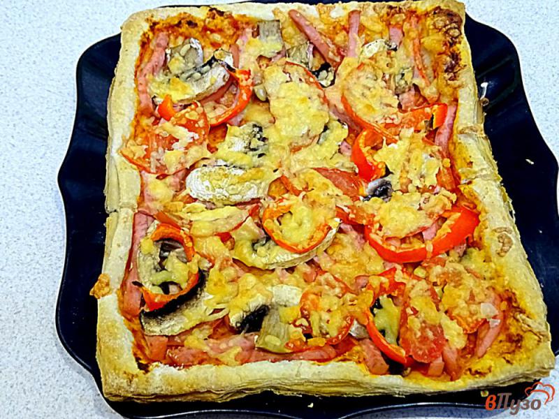 Фото приготовление рецепта: Порционная пицца на слоёном тесте шаг №11