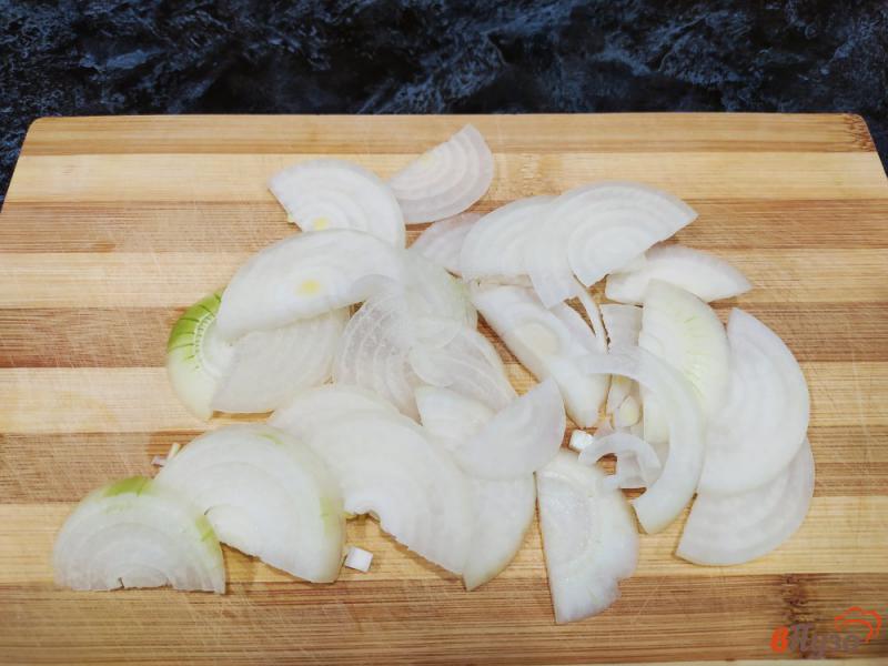 Фото приготовление рецепта: Кальмары с репчатым луком и черным перцем шаг №3
