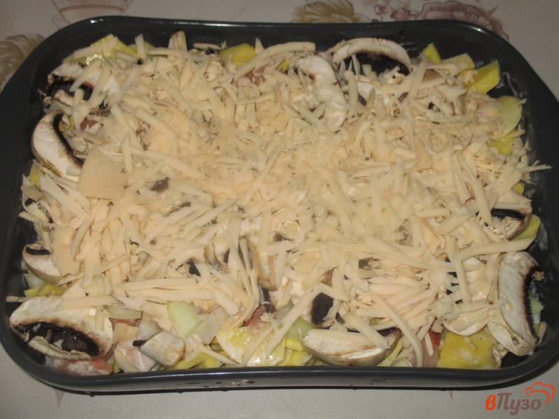 Фото приготовление рецепта: Картофель запеченный с грибами под сыром шаг №4