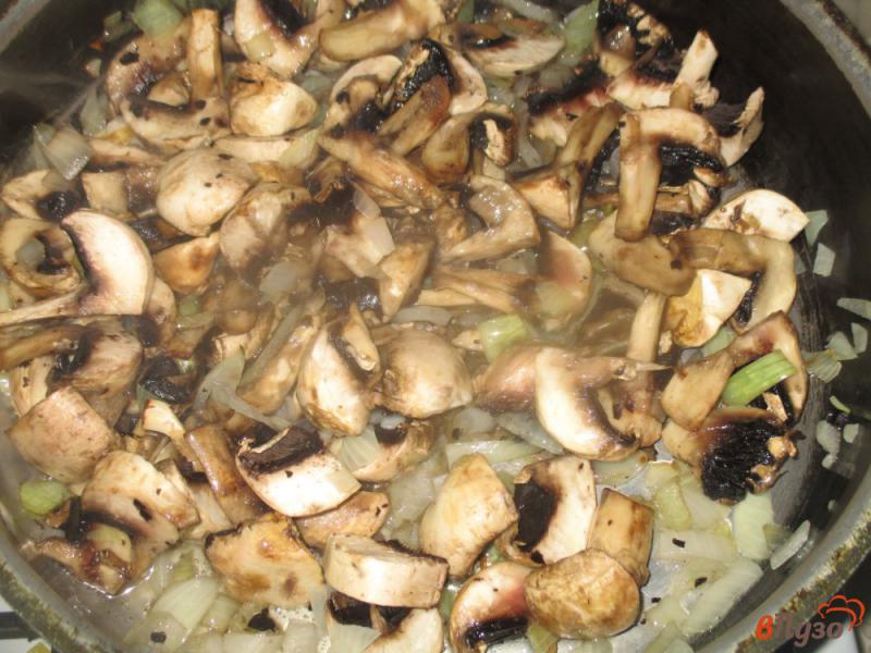Фото приготовление рецепта: Картофель жареный с грибами шаг №2