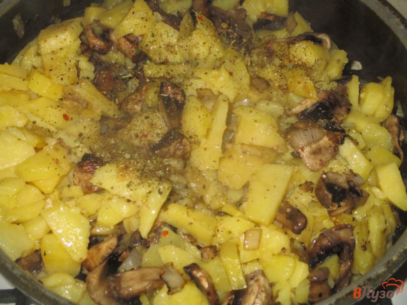 Фото приготовление рецепта: Картофель жареный с грибами шаг №3