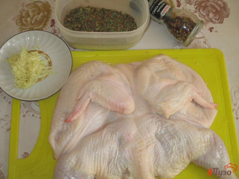 Фото приготовление рецепта: Курица жареная на сковороде целиком шаг №2