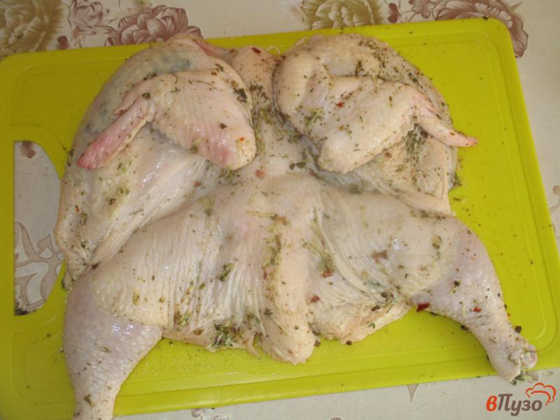 Фото приготовление рецепта: Курица жареная на сковороде целиком шаг №3