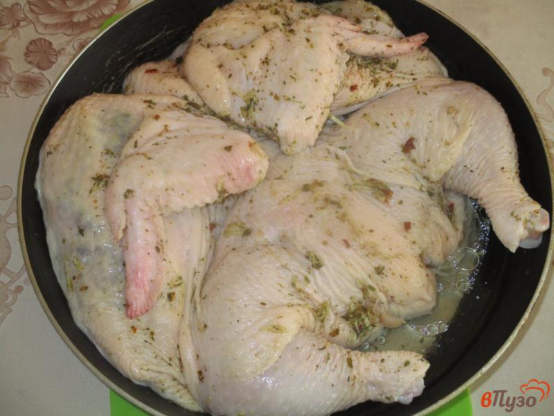 Фото приготовление рецепта: Курица жареная на сковороде целиком шаг №4
