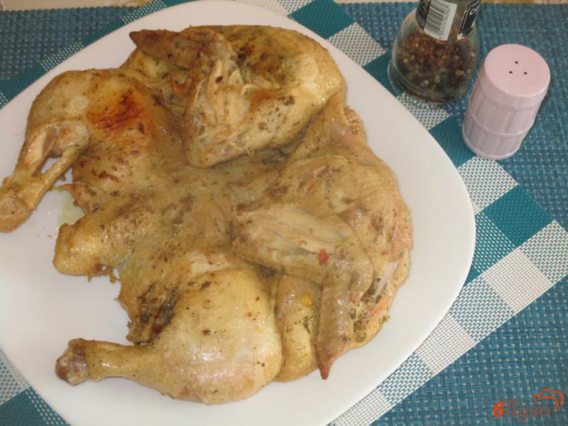 Фото приготовление рецепта: Курица жареная на сковороде целиком шаг №5