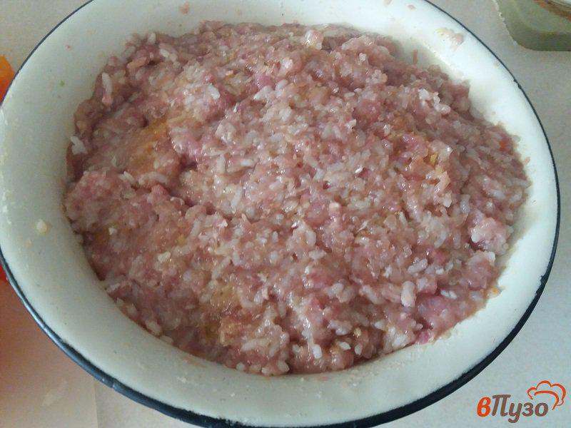 Фото приготовление рецепта: Фаршированный мясным фаршем перец в томатном соусе шаг №6