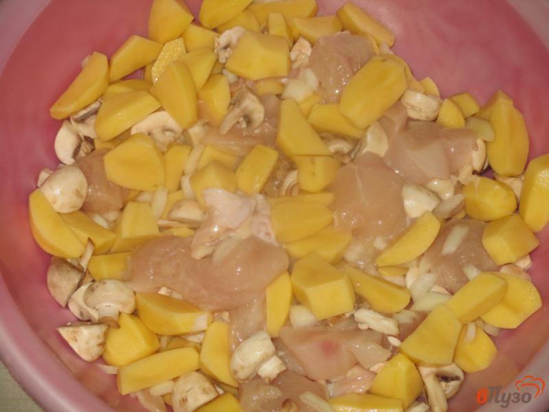 Фото приготовление рецепта: Картофель с куриной грудкой в горшочке в сливочном соусе шаг №2