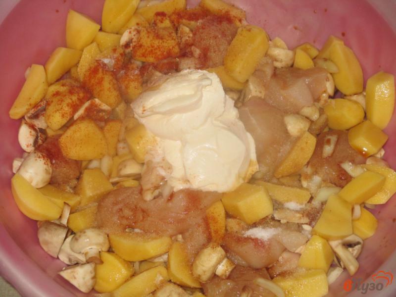 Фото приготовление рецепта: Картофель с куриной грудкой в горшочке в сливочном соусе шаг №3