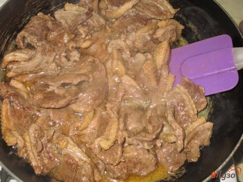 Фото приготовление рецепта: Утиная грудка с чесноком в подливе шаг №2