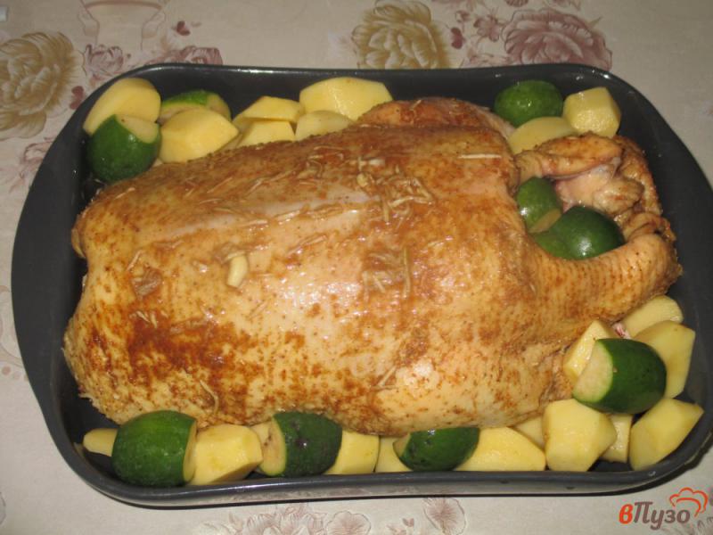 Фото приготовление рецепта: Утка запеченная с картофелем и фейхоа шаг №4