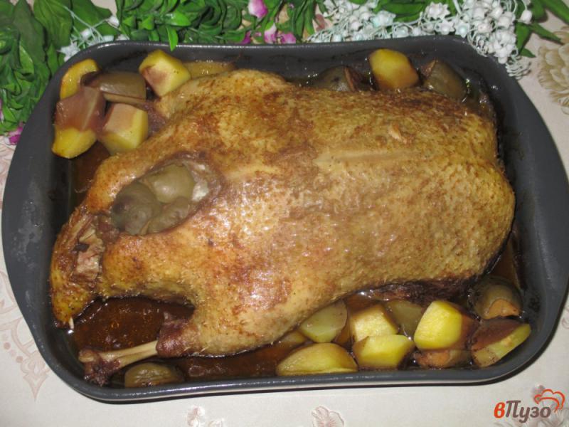 Фото приготовление рецепта: Утка запеченная с картофелем и фейхоа шаг №5