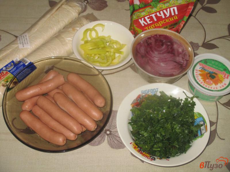 Фото приготовление рецепта: Сосиски в лаваше с болгарским перцем и маринованным красным луком шаг №1