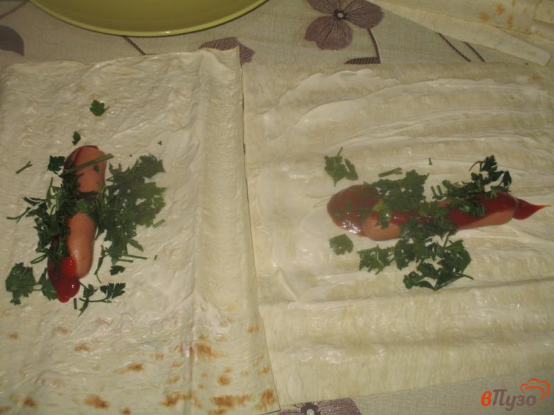 Фото приготовление рецепта: Сосиски в лаваше с болгарским перцем и маринованным красным луком шаг №3