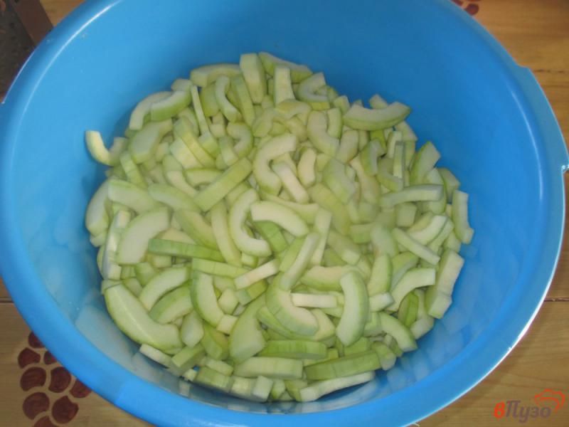 Фото приготовление рецепта: Салат из старых кабачков на зиму шаг №1