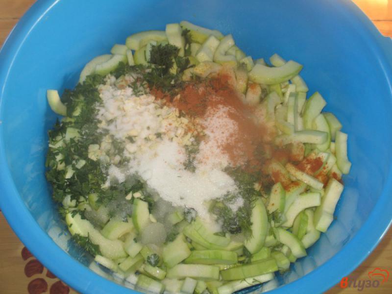 Фото приготовление рецепта: Салат из старых кабачков на зиму шаг №3