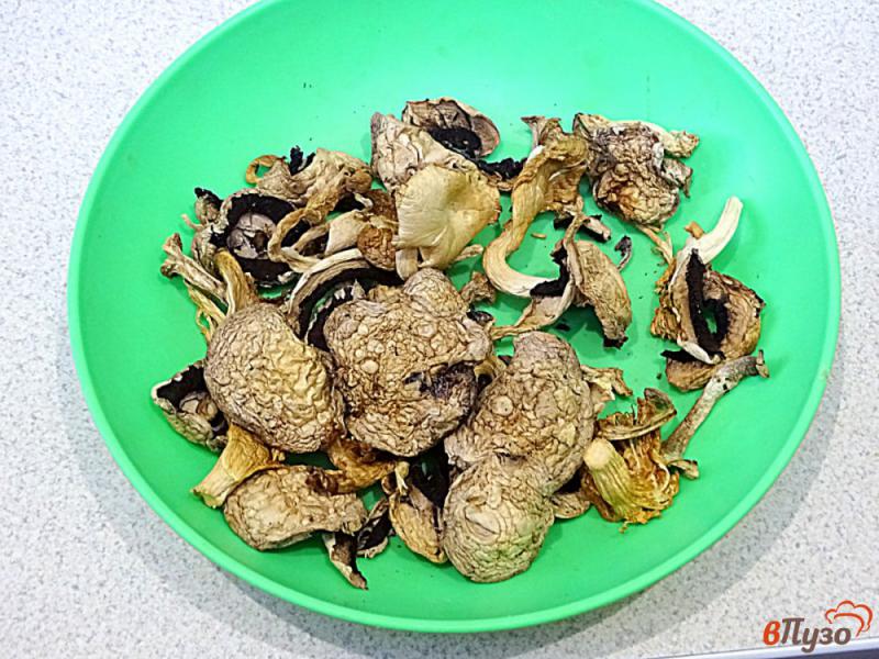 Фото приготовление рецепта: Вареники с картошкой и сушёными грибами шаг №1