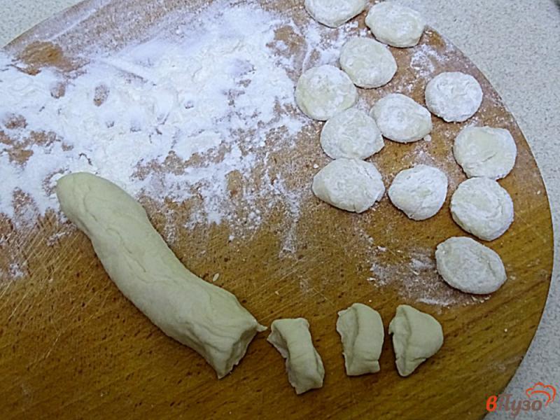 Фото приготовление рецепта: Вареники с картошкой и сушёными грибами шаг №7