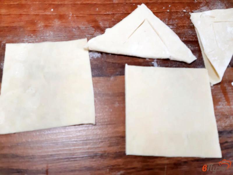 Фото приготовление рецепта: Слойки треугольники с рыбной консервой и сыром шаг №2