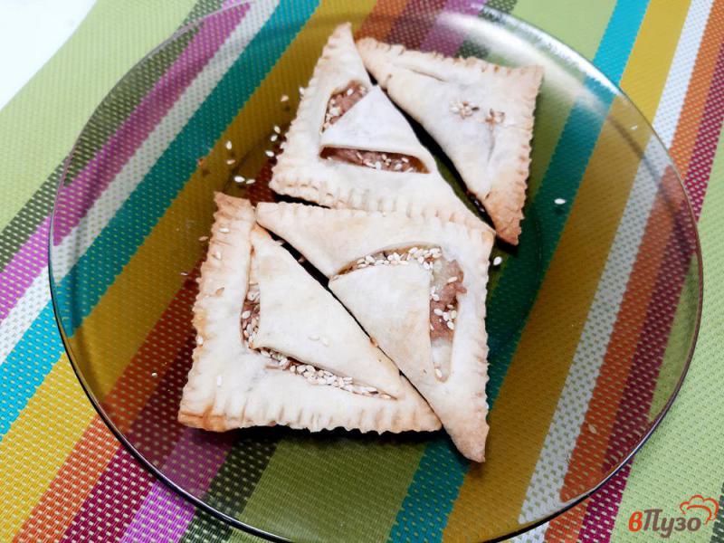 Фото приготовление рецепта: Слойки треугольники с рыбной консервой и сыром шаг №7