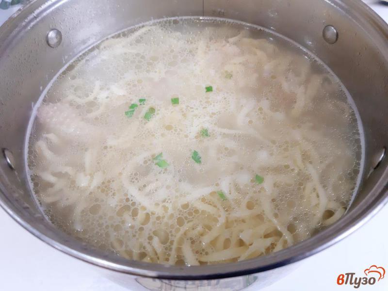 Фото приготовление рецепта: Суп куриный с домашней лапшой шаг №12