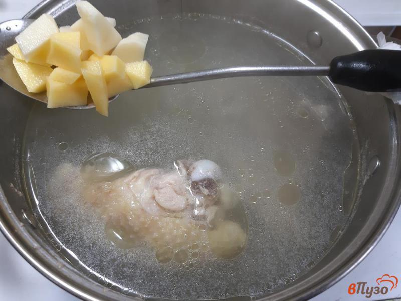 Фото приготовление рецепта: Суп куриный с домашней лапшой шаг №11