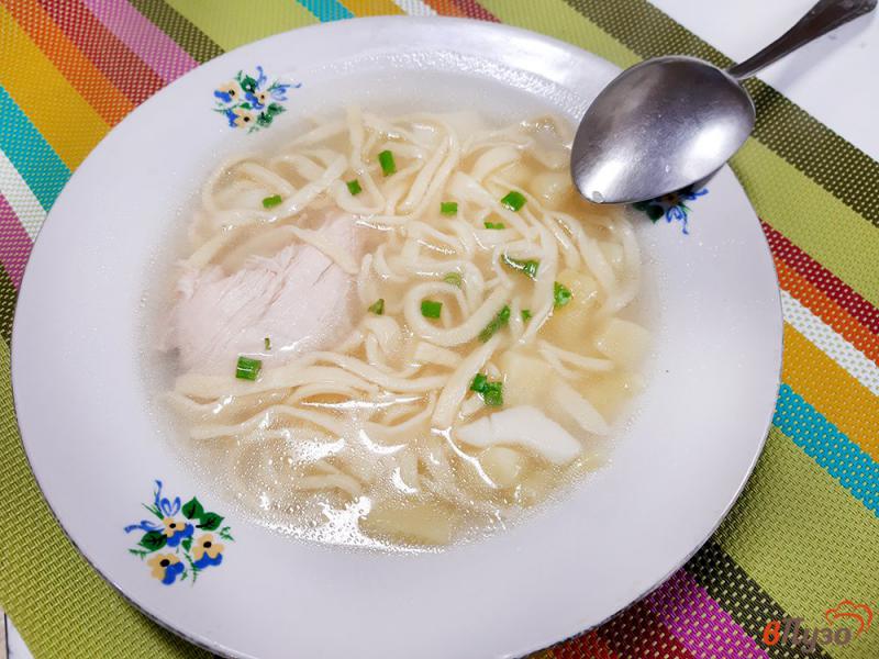 Фото приготовление рецепта: Суп куриный с домашней лапшой шаг №13