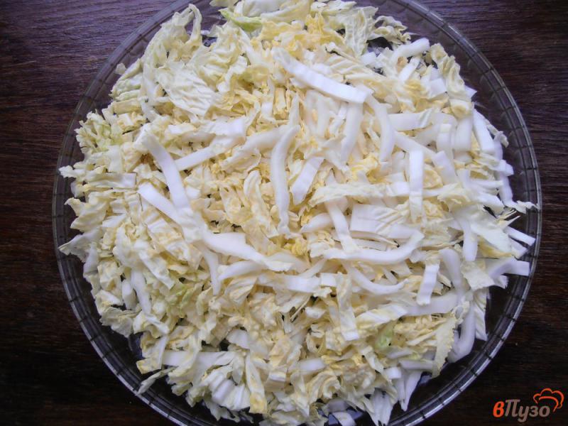 Фото приготовление рецепта: Слоеный салат из пекинской капусты шаг №1